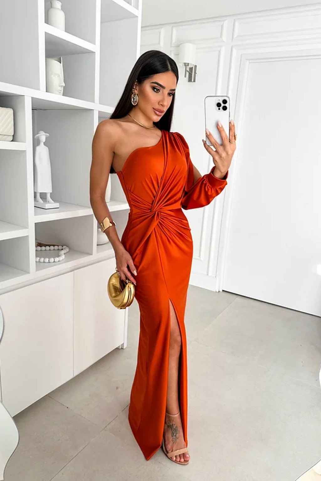 "Abito satin monospalla, design elegante con drappeggio e spacco, perfetto per serate eleganti e occasioni speciali."