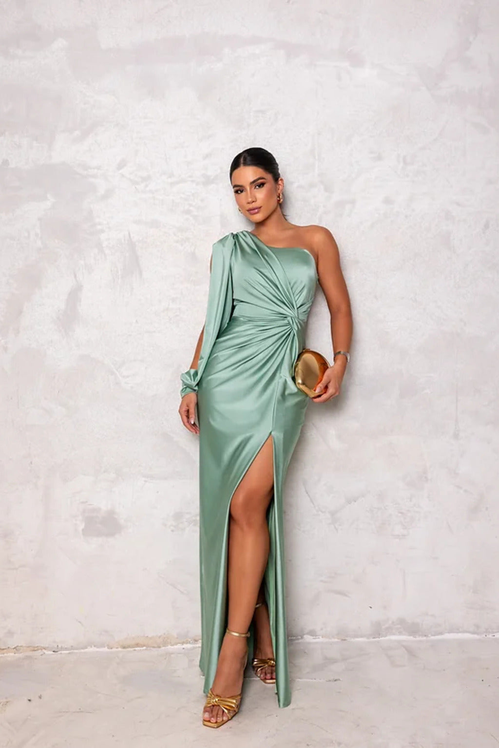 "Abito satin monospalla, design elegante con drappeggio e spacco, perfetto per serate eleganti e occasioni speciali."