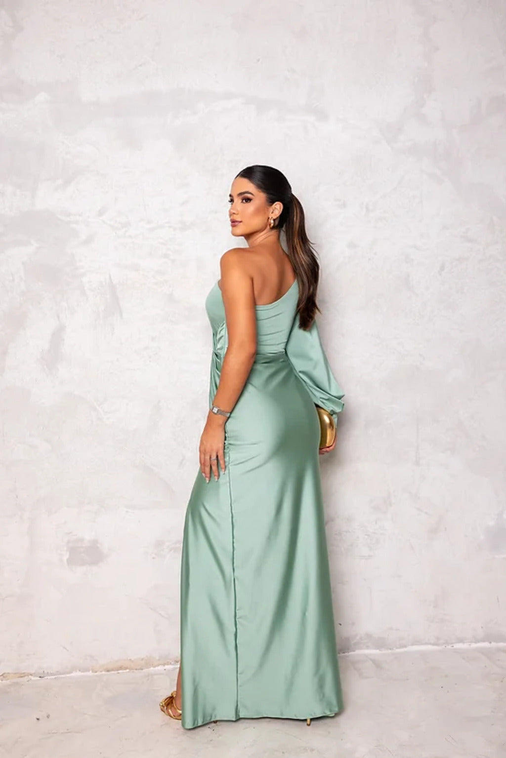 "Abito satin monospalla, design elegante con drappeggio e spacco, perfetto per serate eleganti e occasioni speciali."
