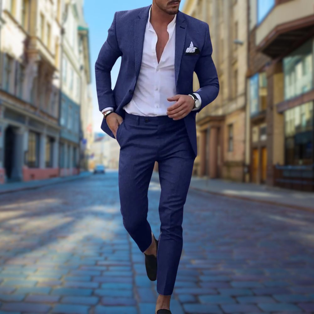 "Abito uomo slim fit traspirante blu, elegante per eventi formali, con taglio moderno e dettagli raffinati."