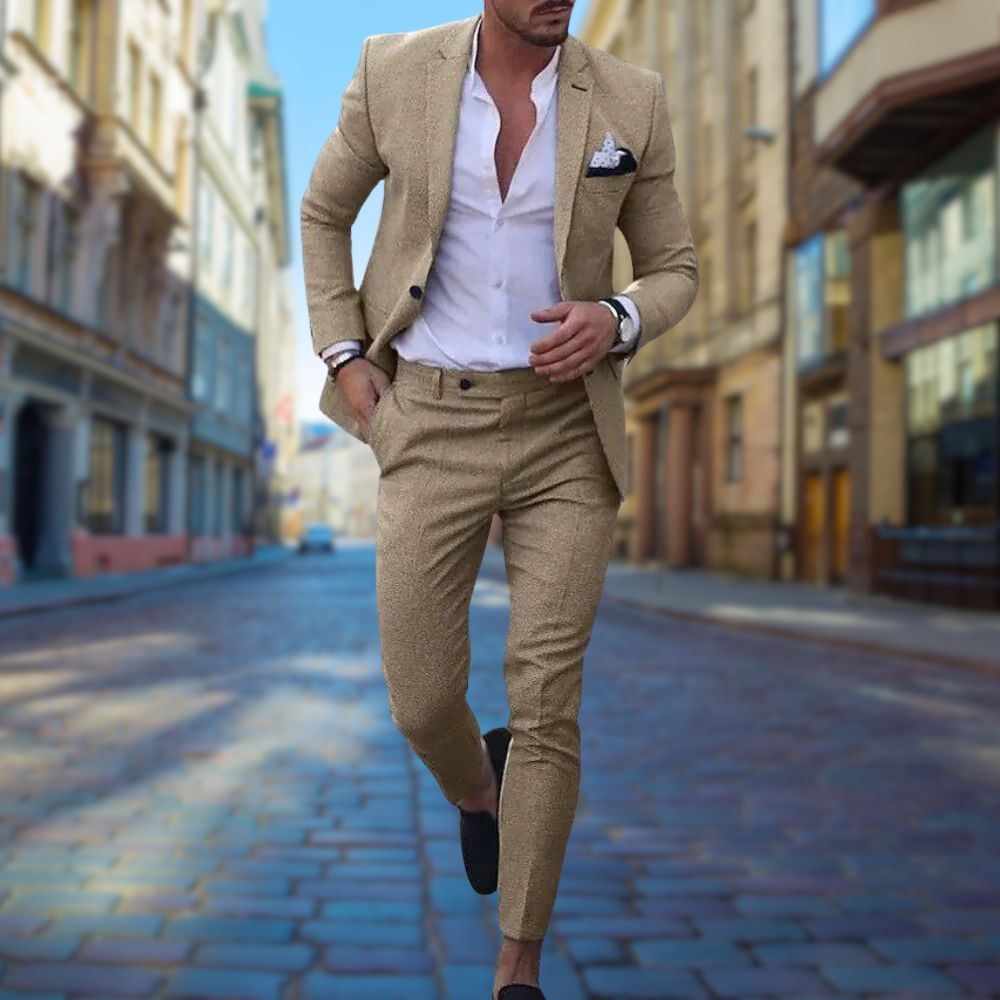 "Abito uomo slim fit traspirante blu, elegante per eventi formali, con taglio moderno e dettagli raffinati."