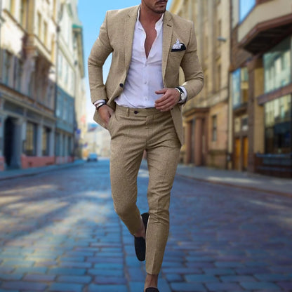 "Abito uomo slim fit traspirante blu, elegante per eventi formali, con taglio moderno e dettagli raffinati."