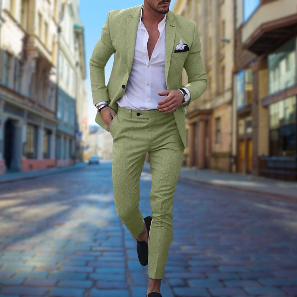 "Abito uomo slim fit traspirante blu, elegante per eventi formali, con taglio moderno e dettagli raffinati."