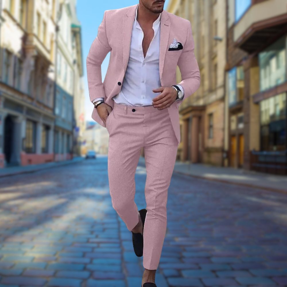 "Abito uomo slim fit traspirante blu, elegante per eventi formali, con taglio moderno e dettagli raffinati."