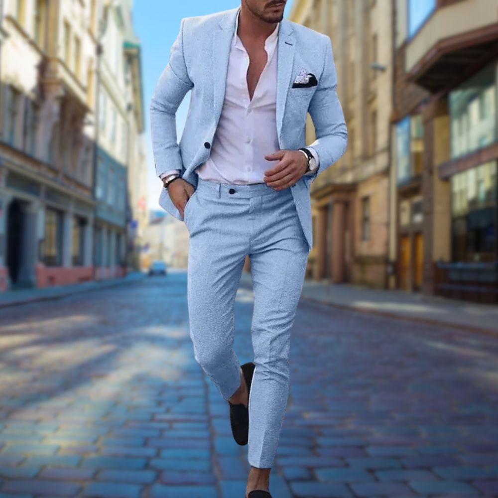 "Abito uomo slim fit traspirante blu, elegante per eventi formali, con taglio moderno e dettagli raffinati."