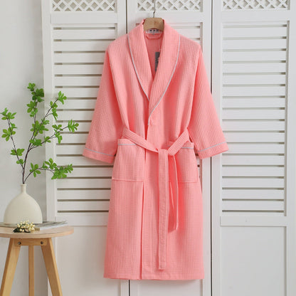 "Accappatoio in cotone bianco a nido d'ape unisex, design kimono con cintura, comfort per relax e stagioni calde."