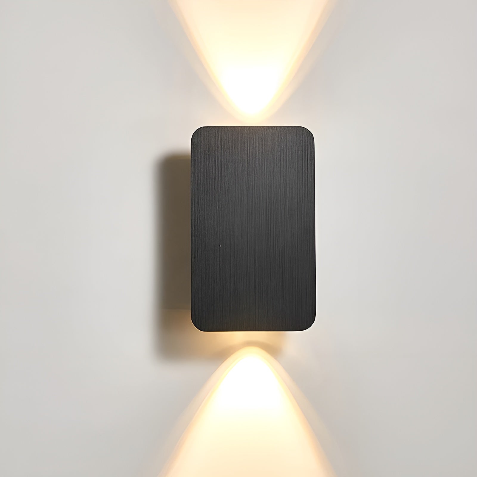 "Applique a LED minimalista in alluminio, design moderno ed elegante, montata su parete in ambiente contemporaneo."