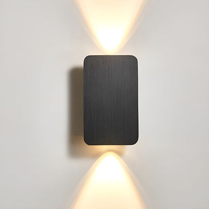 "Applique a LED minimalista in alluminio, design moderno ed elegante, montata su parete in ambiente contemporaneo."