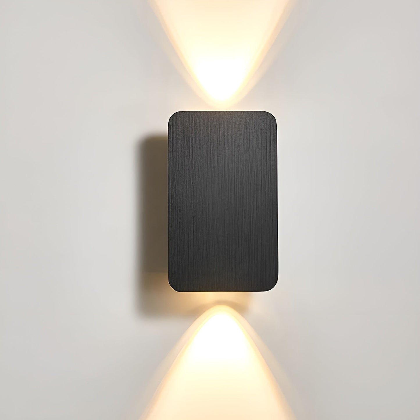 "Applique a LED minimalista in alluminio, design moderno ed elegante, montata su parete in ambiente contemporaneo."
