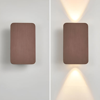 "Applique a LED minimalista in alluminio, design moderno ed elegante, montata su parete in ambiente contemporaneo."