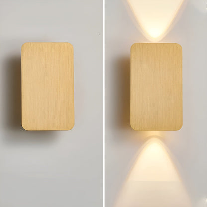 "Applique a LED minimalista in alluminio, design moderno ed elegante, montata su parete in ambiente contemporaneo."