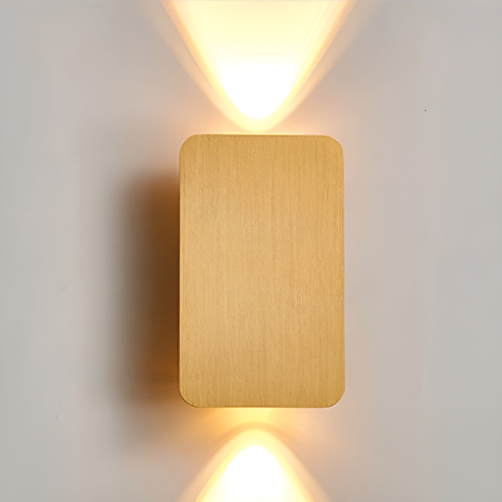"Applique a LED minimalista in alluminio, design moderno ed elegante, montata su parete in ambiente contemporaneo."