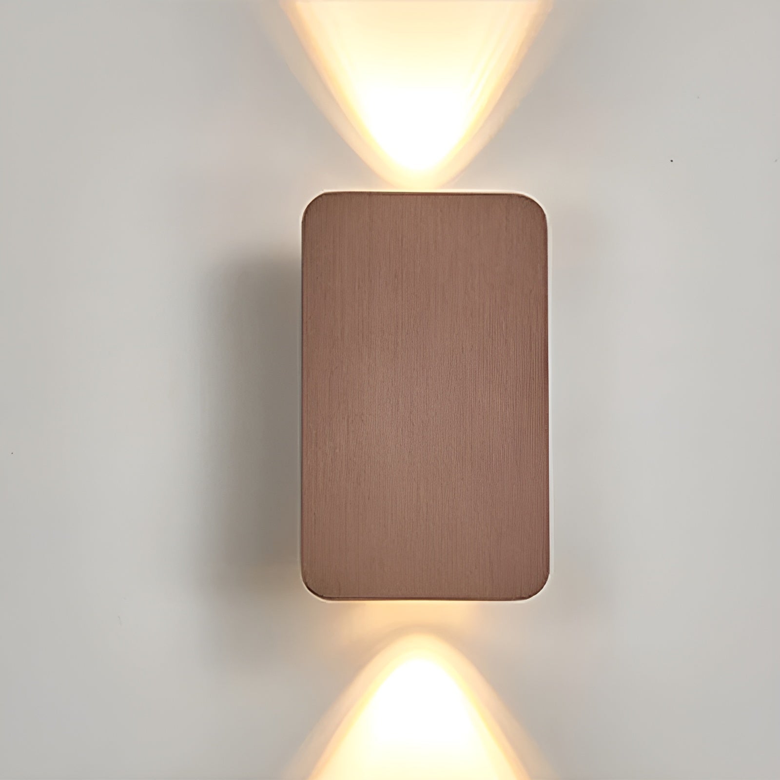 "Applique a LED minimalista in alluminio, design moderno ed elegante, montata su parete in ambiente contemporaneo."