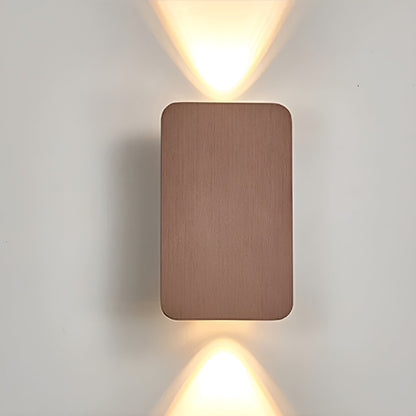 "Applique a LED minimalista in alluminio, design moderno ed elegante, montata su parete in ambiente contemporaneo."
