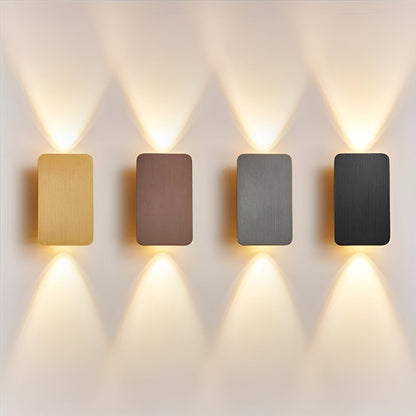 "Applique a LED minimalista in alluminio, design moderno ed elegante, montata su parete in ambiente contemporaneo."