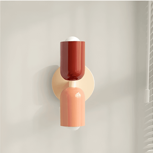 "Applique da parete moderna con LED, design contemporaneo, struttura in metallo, luce calda bianca, facile installazione."