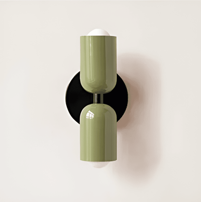 "Applique da parete moderna con LED, design contemporaneo, struttura in metallo, luce calda bianca, facile installazione."