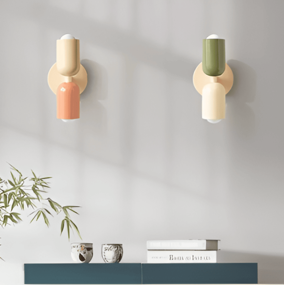"Applique da parete moderna con LED, design contemporaneo, struttura in metallo, luce calda bianca, facile installazione."