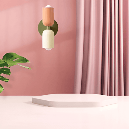 "Applique da parete moderna con LED, design contemporaneo, struttura in metallo, luce calda bianca, facile installazione."