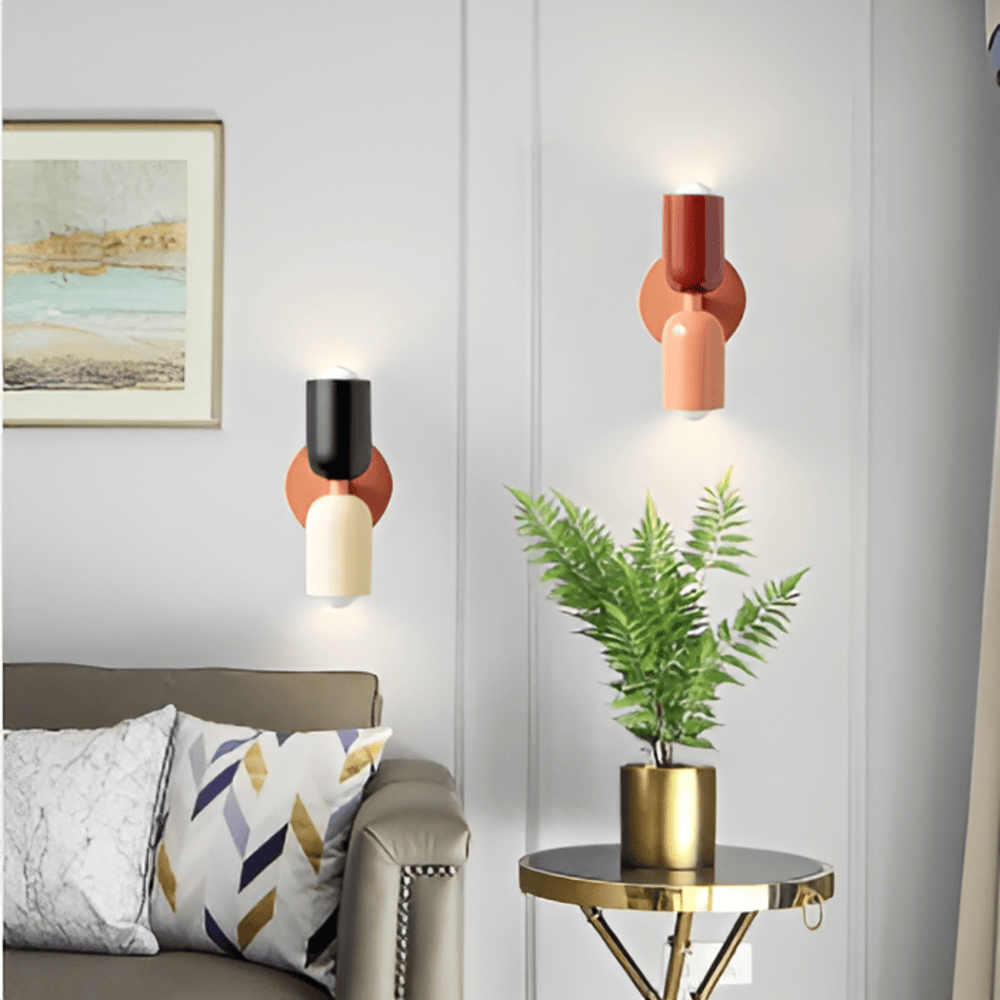 "Applique da parete moderna con LED, design contemporaneo, struttura in metallo, luce calda bianca, facile installazione."