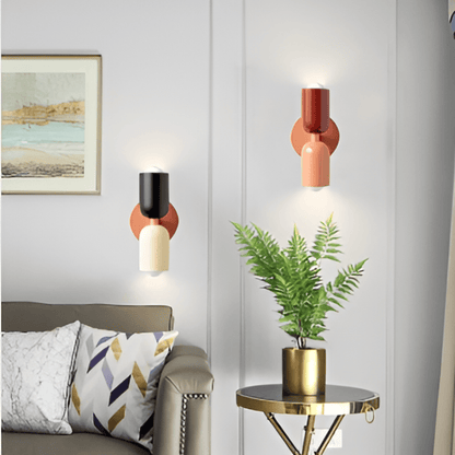"Applique da parete moderna con LED, design contemporaneo, struttura in metallo, luce calda bianca, facile installazione."