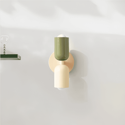 "Applique da parete moderna con LED, design contemporaneo, struttura in metallo, luce calda bianca, facile installazione."