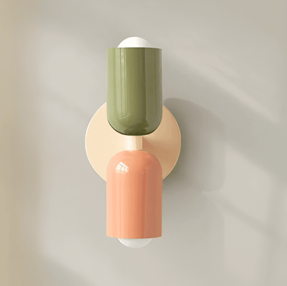 "Applique da parete moderna con LED, design contemporaneo, struttura in metallo, luce calda bianca, facile installazione."