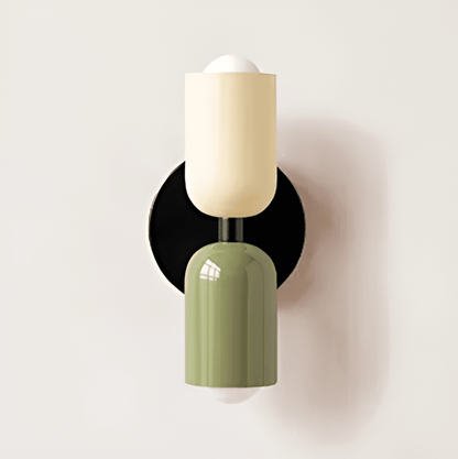 "Applique da parete moderna con LED, design contemporaneo, struttura in metallo, luce calda bianca, facile installazione."