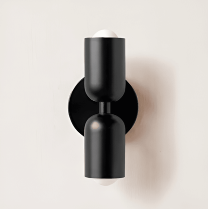 "Applique da parete moderna con LED, design contemporaneo, struttura in metallo, luce calda bianca, facile installazione."