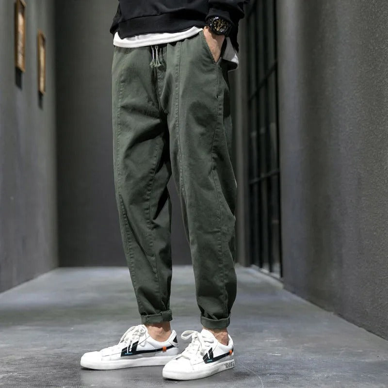 Stylish men's tapered joggers in a classic design, perfect for streetwear and everyday fashion.