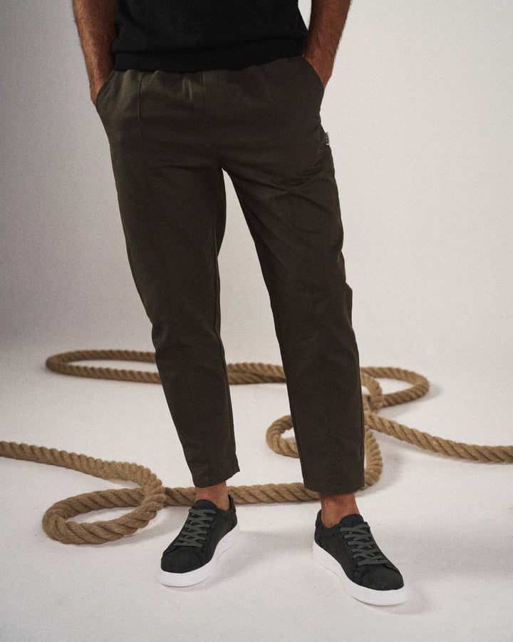 Army green men's tapered joggers, a blend of streetwear style and maximum comfort for everyday.