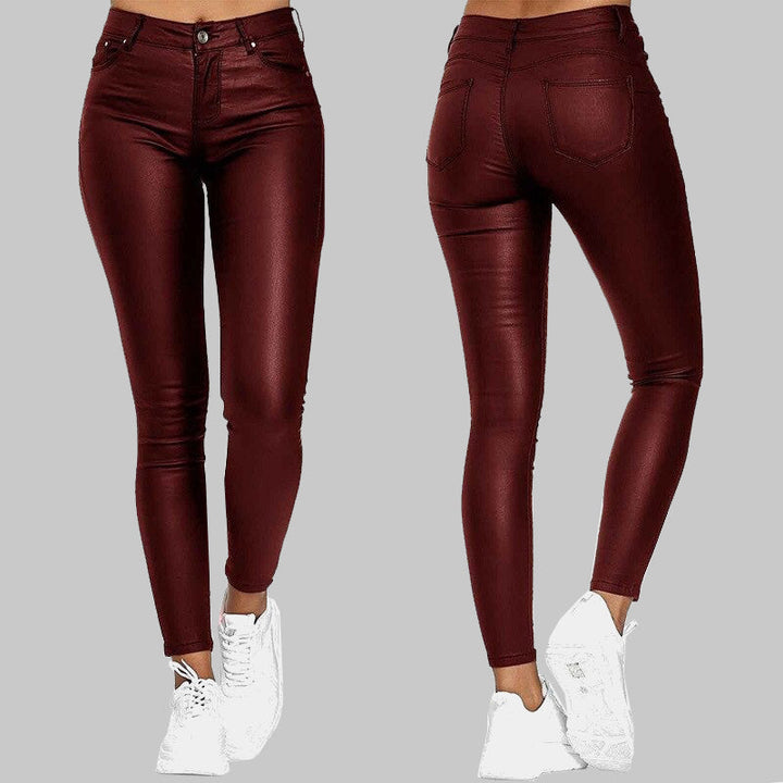 Chic women's slim-fit faux leather trousers in black, ideal for a modern, versatile and edgy fashion.