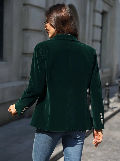Blazer donna elegante in velluto blu, vestibilità perfetta, design aderente con singolo bottone e finiture vintage.