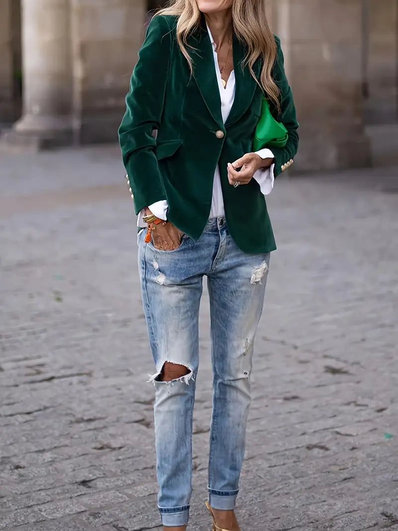 Blazer donna elegante in velluto blu, vestibilità perfetta, design aderente con singolo bottone e finiture vintage.