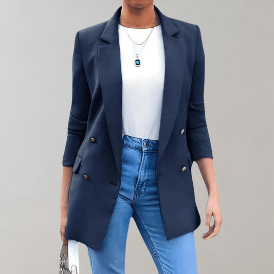"Blazer elegante donna blu e bianco, taglio sartoriale, perfetto per look moda formali e casual."