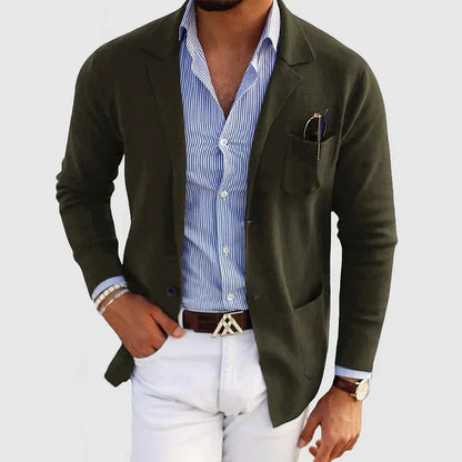 "Blazer uomo lana slim fit elegante, dettagli sartoriali, colore blu scuro, ideale per occasioni formali e casual."