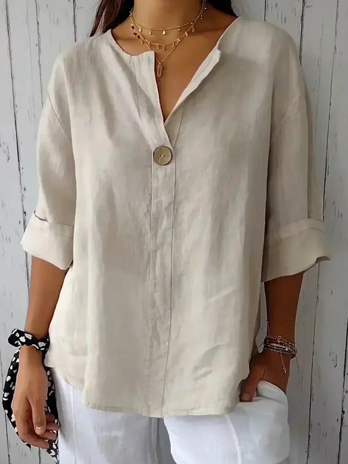 "Blusa da donna elegante, scollo a V, tessuto leggero e versatile, perfetto per un look raffinato e comodo"