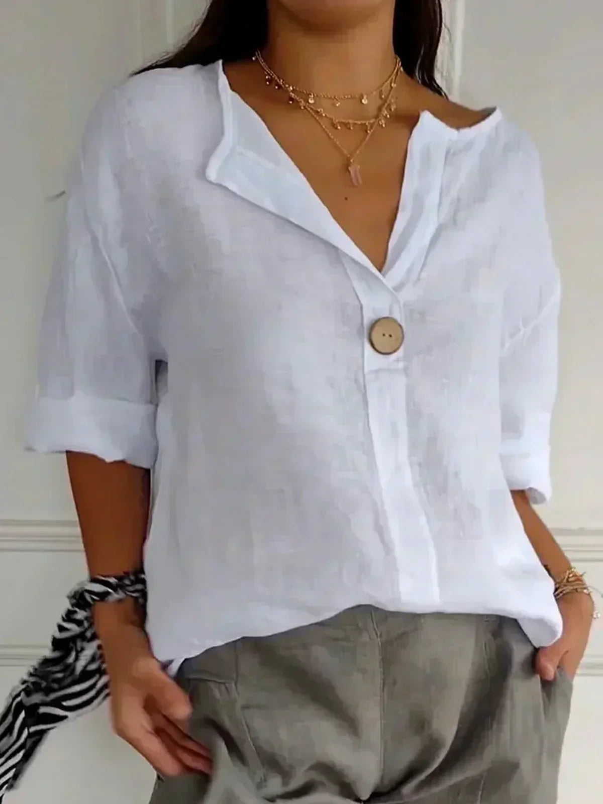 "Blusa da donna elegante, scollo a V, tessuto leggero e versatile, perfetto per un look raffinato e comodo"