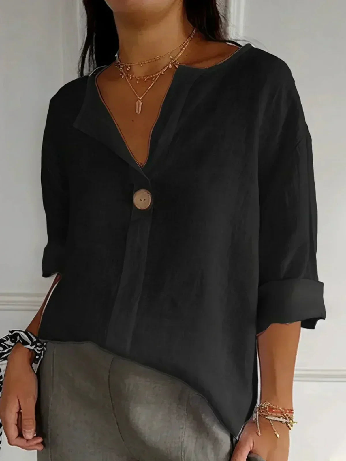 "Blusa da donna elegante, scollo a V, tessuto leggero e versatile, perfetto per un look raffinato e comodo"
