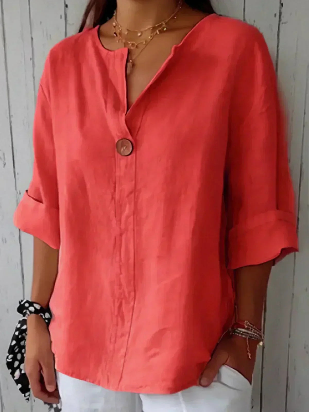 "Blusa da donna elegante, scollo a V, tessuto leggero e versatile, perfetto per un look raffinato e comodo"