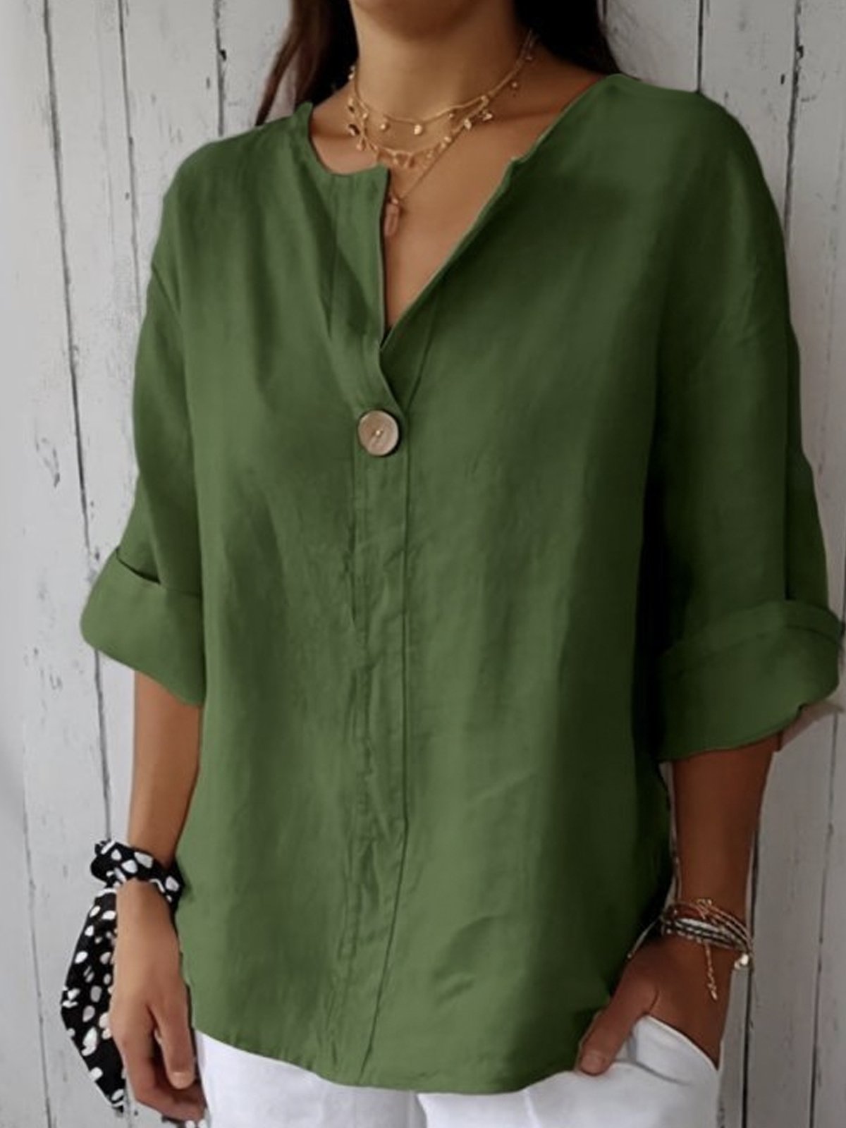 "Blusa da donna elegante, scollo a V, tessuto leggero e versatile, perfetto per un look raffinato e comodo"