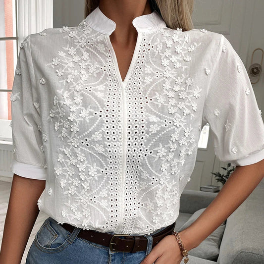 "Blusa donna bianca con ricamo floreale e scollo a V, design elegante e sofisticato per ogni occasione."