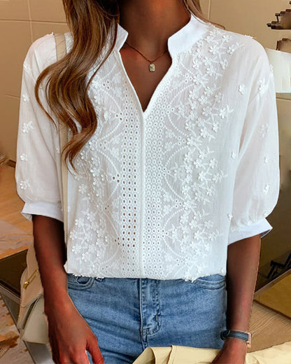 "Blusa donna bianca con ricamo floreale e scollo a V, design elegante e sofisticato per ogni occasione."