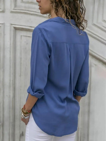 "Blusa estiva da donna a maniche corte con scollo a V, design moderno, colore chiaro, ideale per look eleganti e casuali."