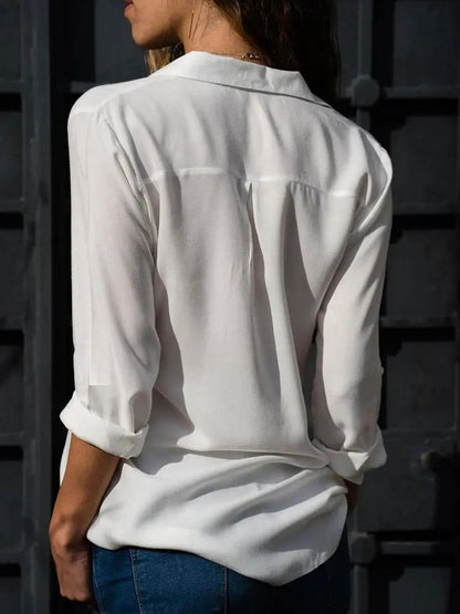 "Blusa estiva da donna a maniche corte con scollo a V, design moderno, colore chiaro, ideale per look eleganti e casuali."