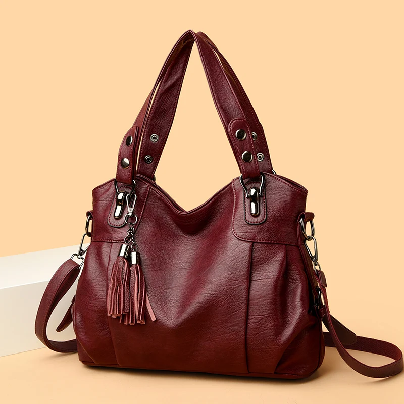 "Borsa a spalla elegante in pelle genuina; design robusto con chiusura zip e rivetti per stile e praticità."