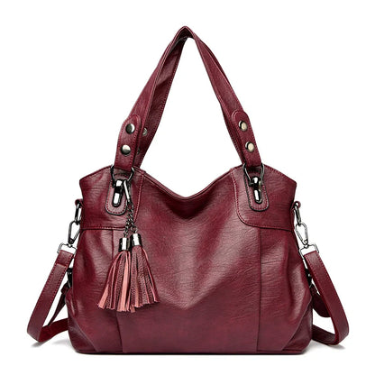 "Borsa a spalla elegante in pelle genuina; design robusto con chiusura zip e rivetti per stile e praticità."