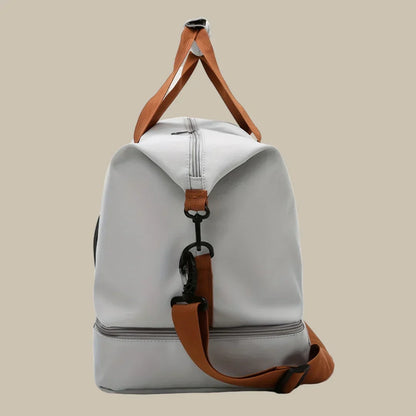 "Borsa arancione uomo elegante e spaziosa, ideale per viaggi, con manici robusti e tessuto di alta qualità."