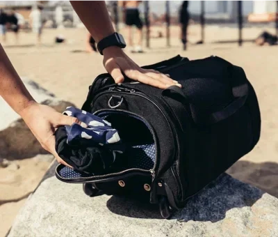 "Borsa da viaggio unisex in pelle o tela impermeabile, elegante e multifunzionale, con scomparti e tasca laterale."