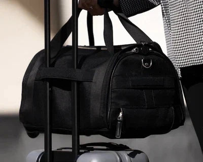 "Borsa da viaggio unisex in pelle o tela impermeabile, elegante e multifunzionale, con scomparti e tasca laterale."
